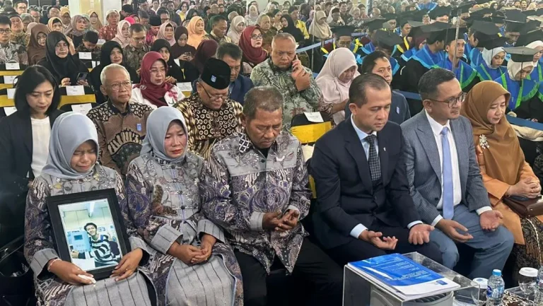 Mengukir Legenda Di Balik Toga Kisah Abadi Abdul Rohid Dalam Wisuda Its Ke 133